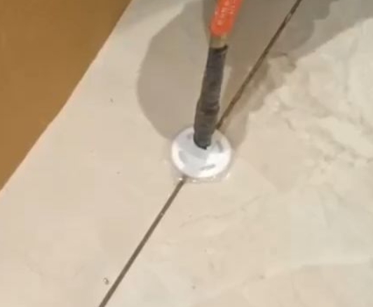监利瓷砖空鼓维修公司专业解答瓷砖在铺贴过程中，如果没有涂抹均匀到位的粘结材料（如水泥砂浆或瓷砖胶），可能会导致以下问题