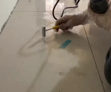 监利瓷砖开裂维修公司专业分享瓷砖在铺贴前如果没有沥干水分，将会导致以下问题
